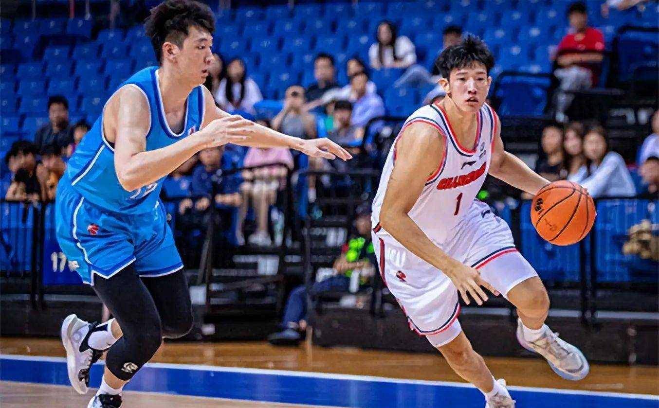 广东男篮在比赛中拼尽全力，最终夺得胜利