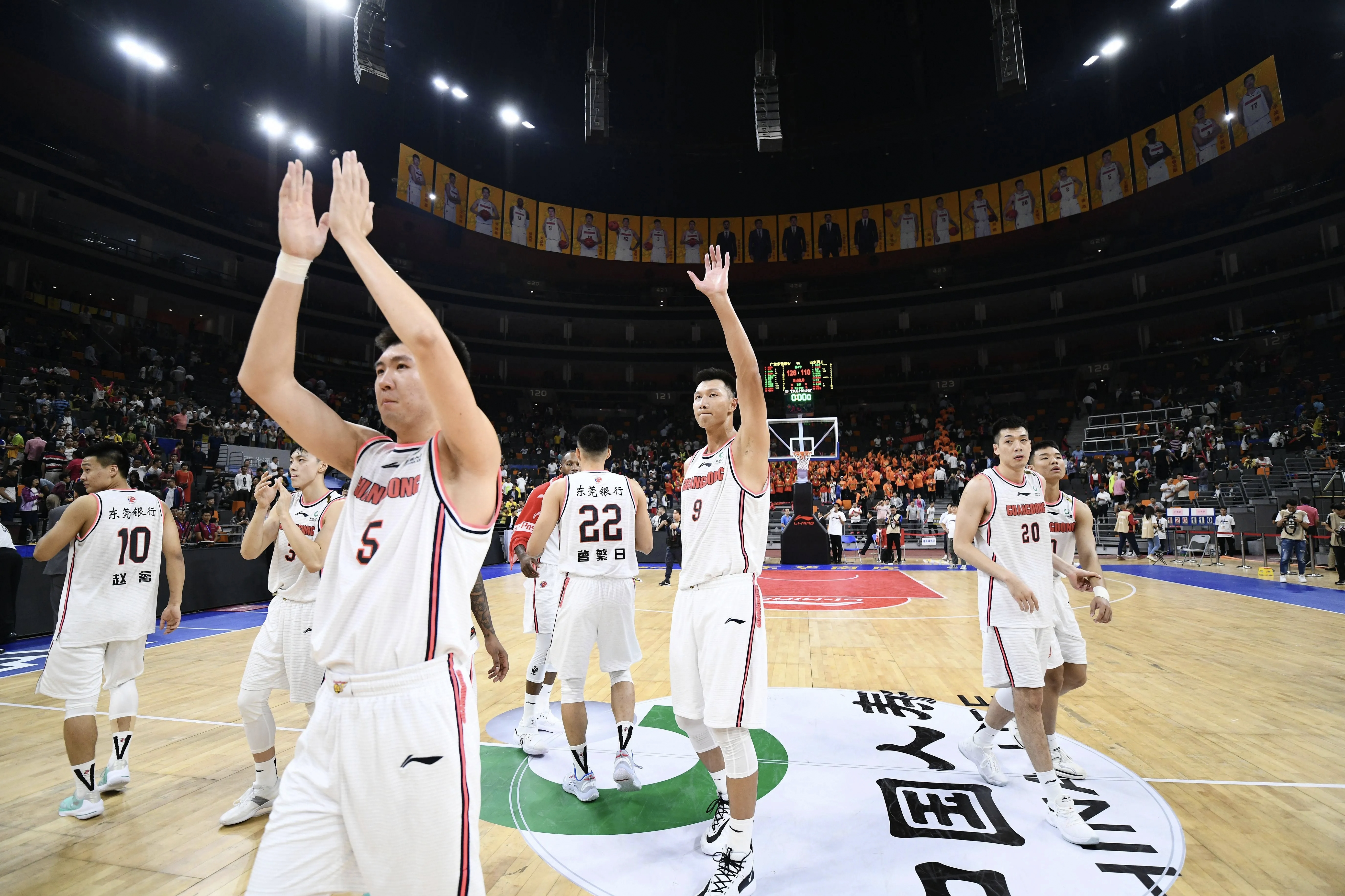 广东男篮在比赛中拼尽全力，最终夺得胜利