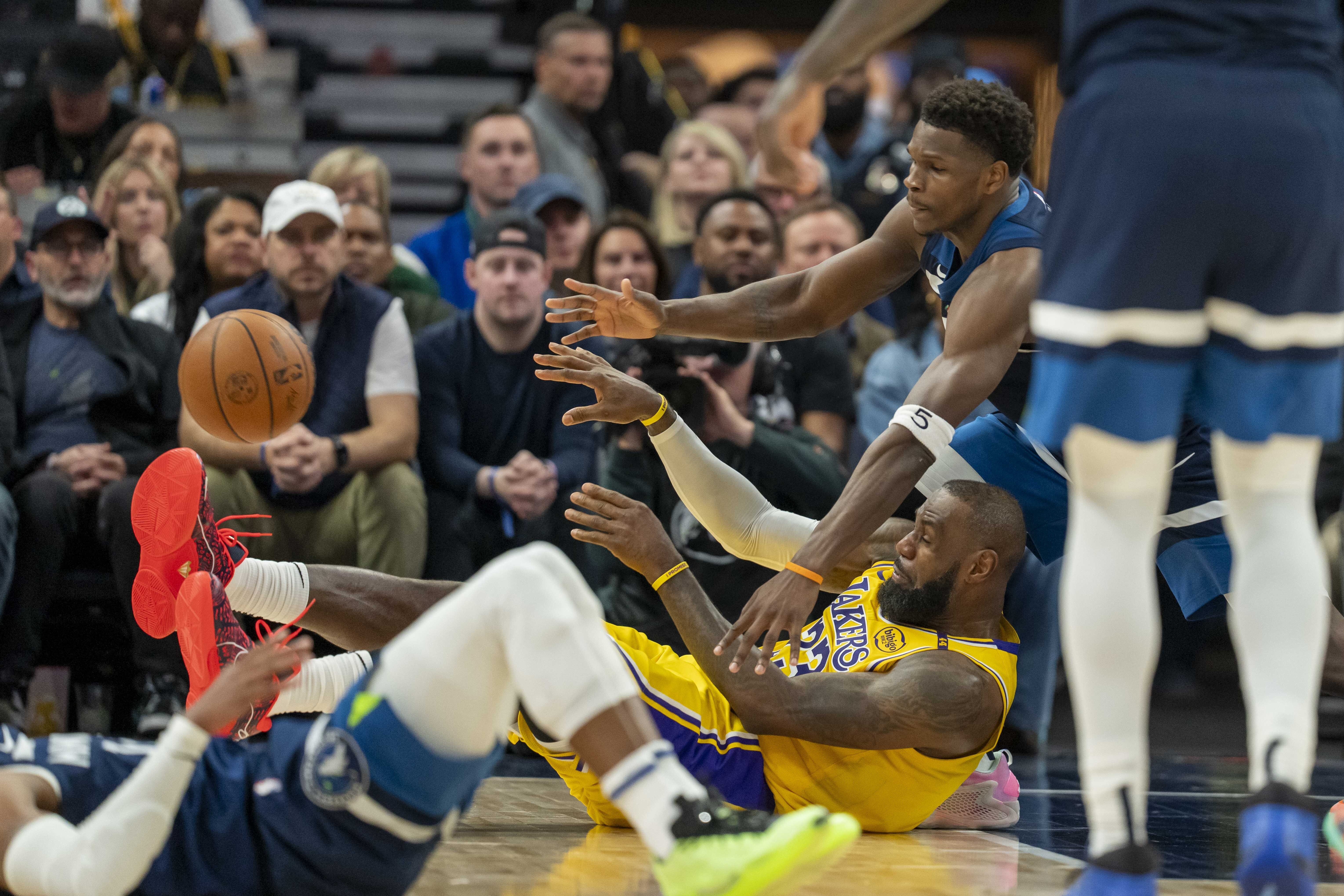 -雄鹿击败对手，领先优势扩大的简单介绍