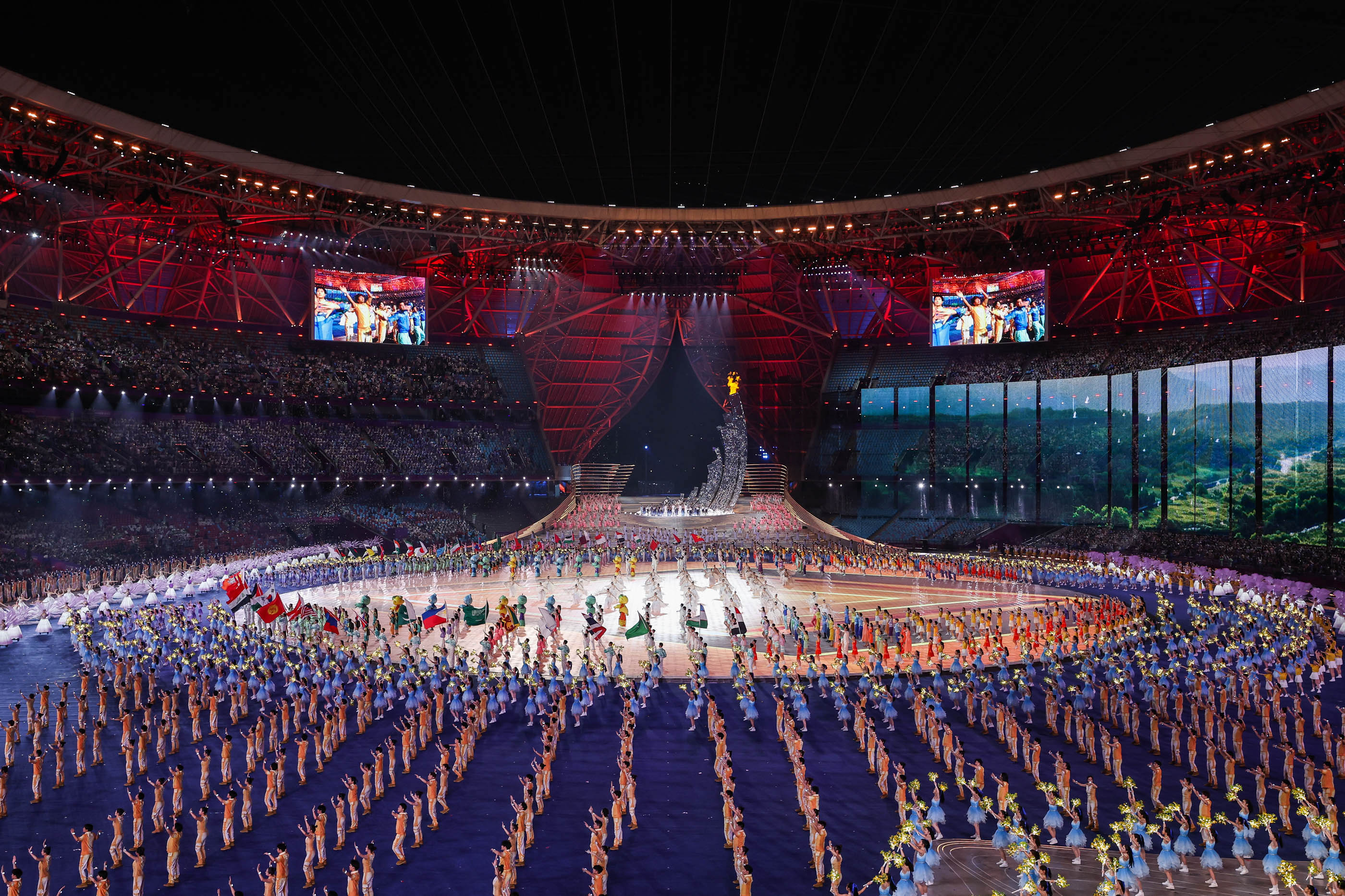 包含亚运会开幕式在中国杭州举行，各国代表团入场引人注目。的词条